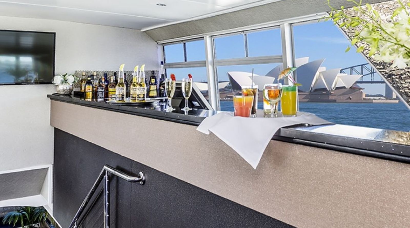Jerry Bailey Boat Hire - Bar area