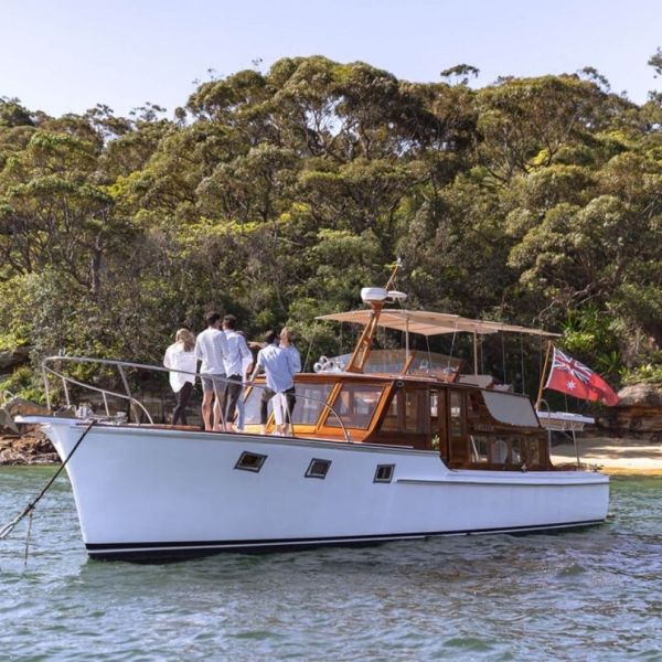 Suellen Boat Hire - Group on Bow