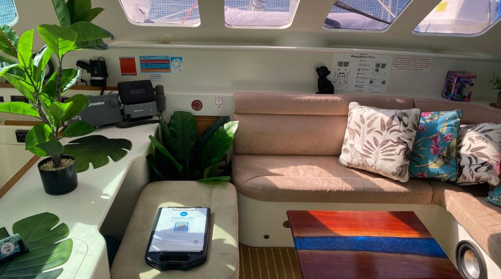Sea Monkey - Interiour heated cabin for boat hire
